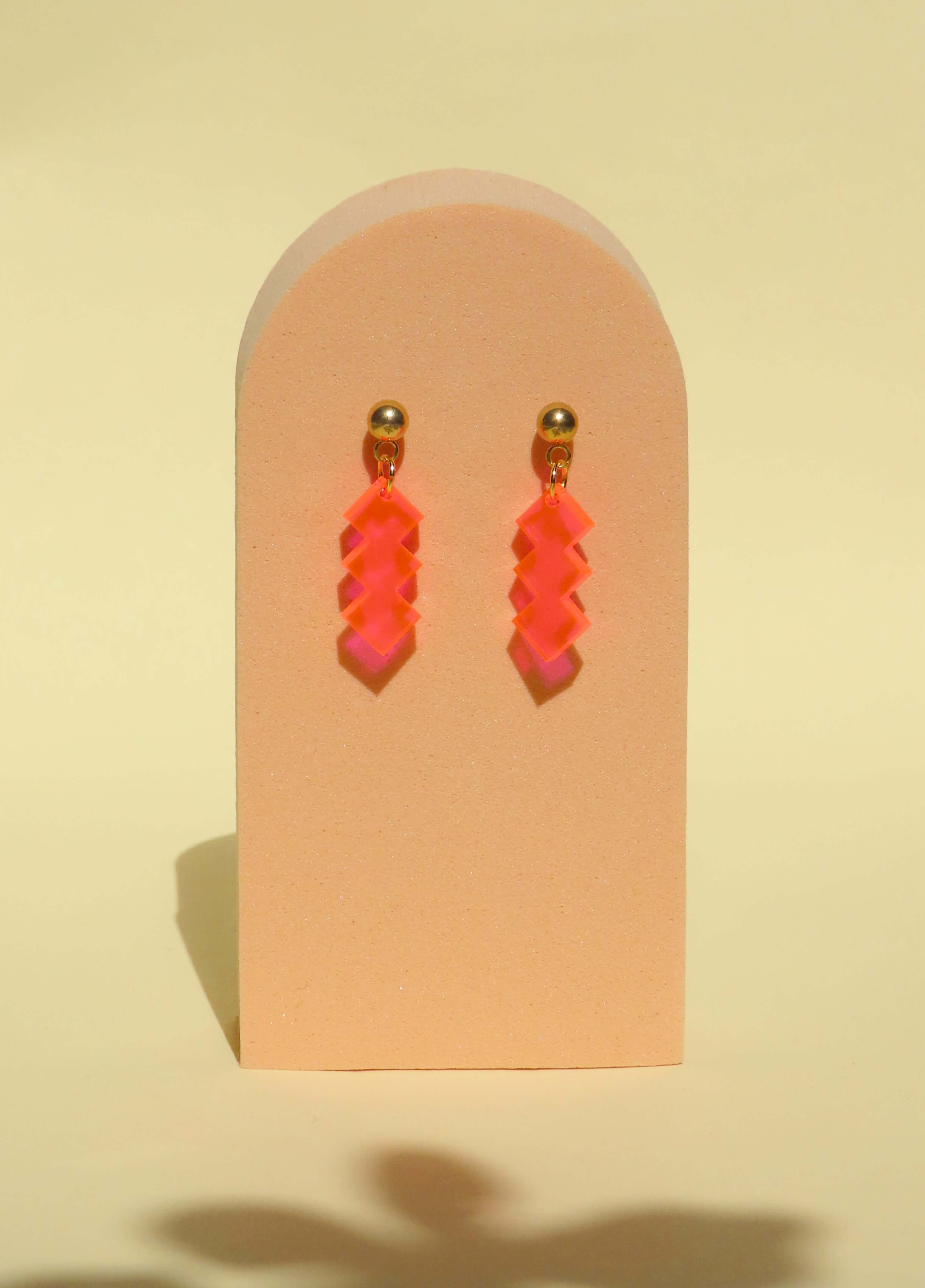 Handgemachte Statement-Ohrringe in kantigem Neon-Pink Acryl mit goldfarbenem Edelstahlstecker