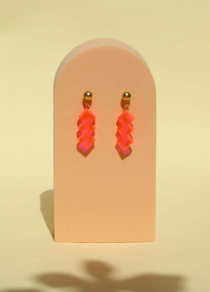 Handgemachte Statement-Ohrringe in kantigem Neon-Pink Acryl mit goldfarbenem Edelstahlstecker