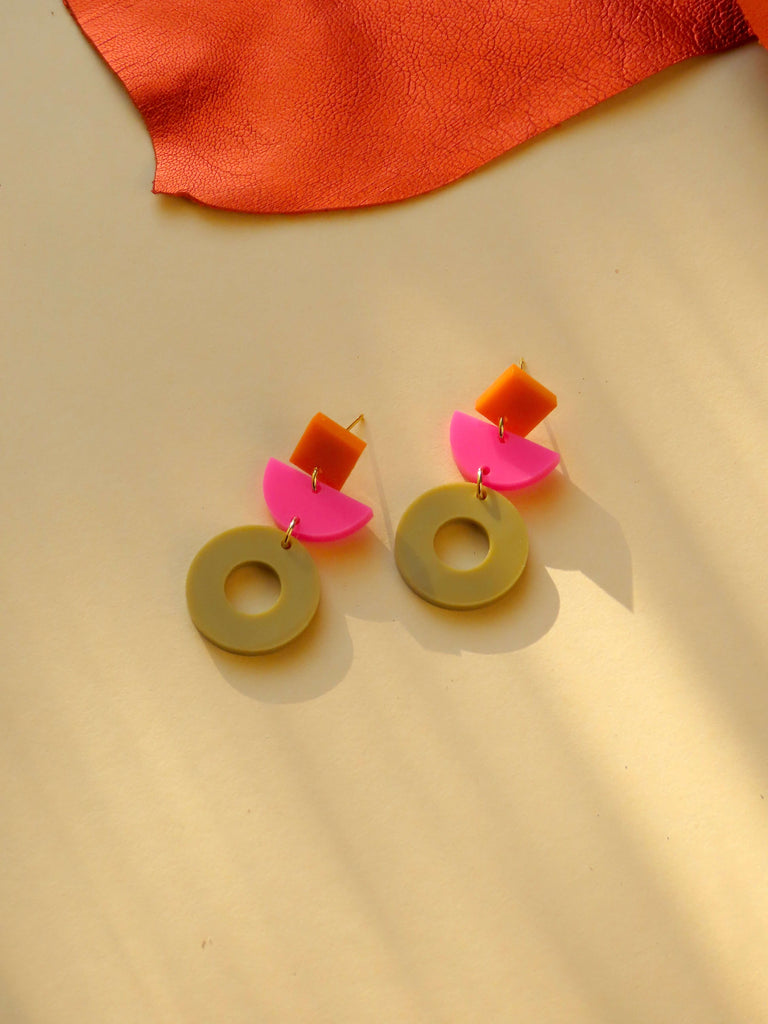 Geometrische Statement-Ohrringe aus Acryl mit orangefarbenem Quadrat, beigem Halbkreis und olivgrünem Donut