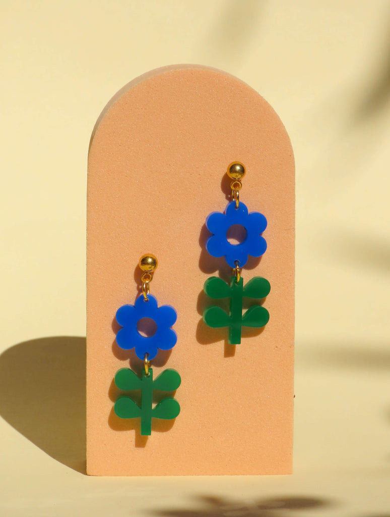 Leichte Statement-Ohrringe mit blauer Blüte und grünem Blattdesign aus Acryl und Edelstahl