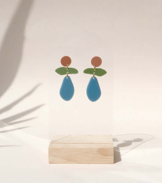 Leichte Acryl-Ohrringe mit geometrischem Design in Naturfarben