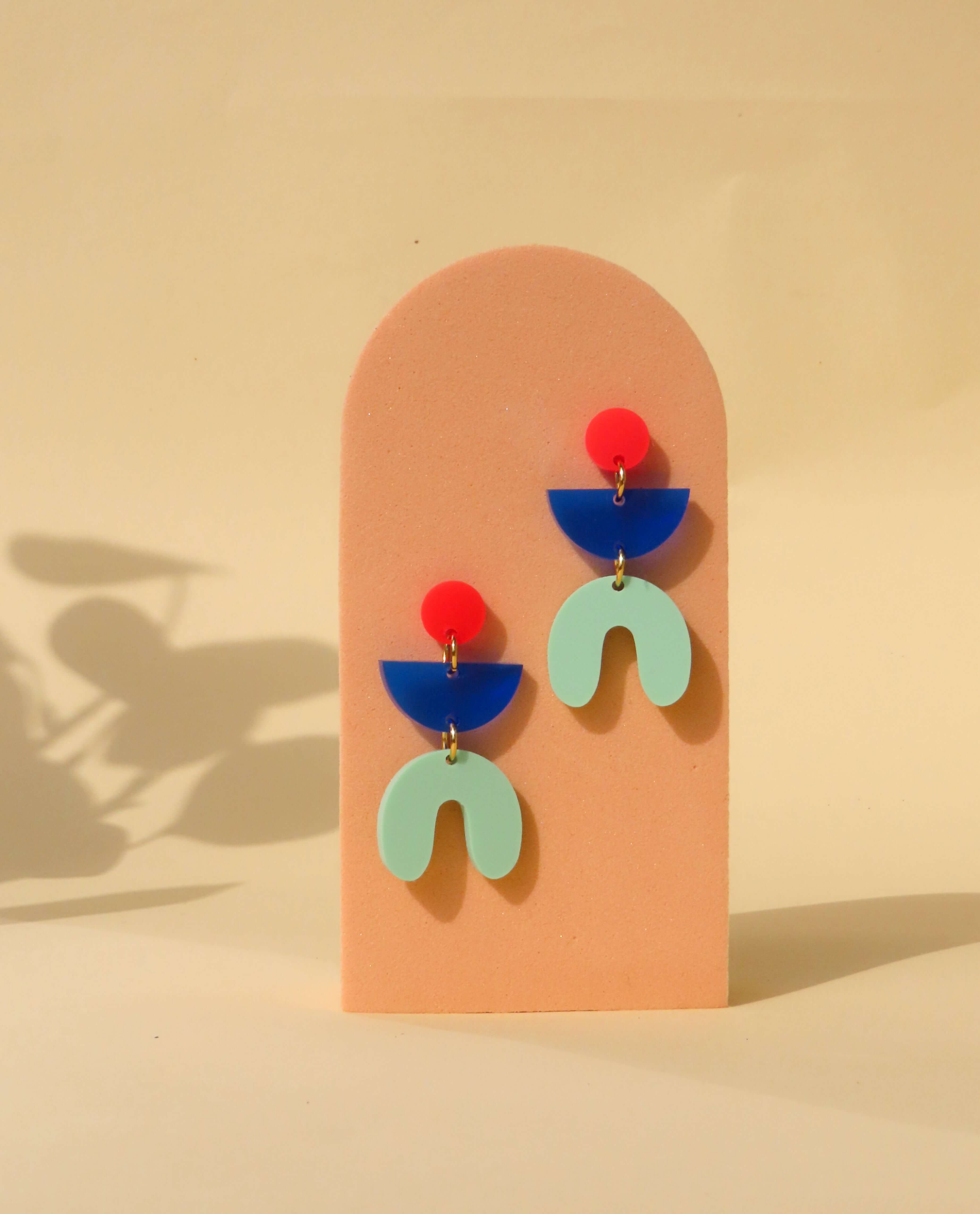 Josie Statement Ohrringe aus Acryl mit rotem Kreis, blauem Halbkreis und hellgrüner Bogenform, Edelstahl Stecker