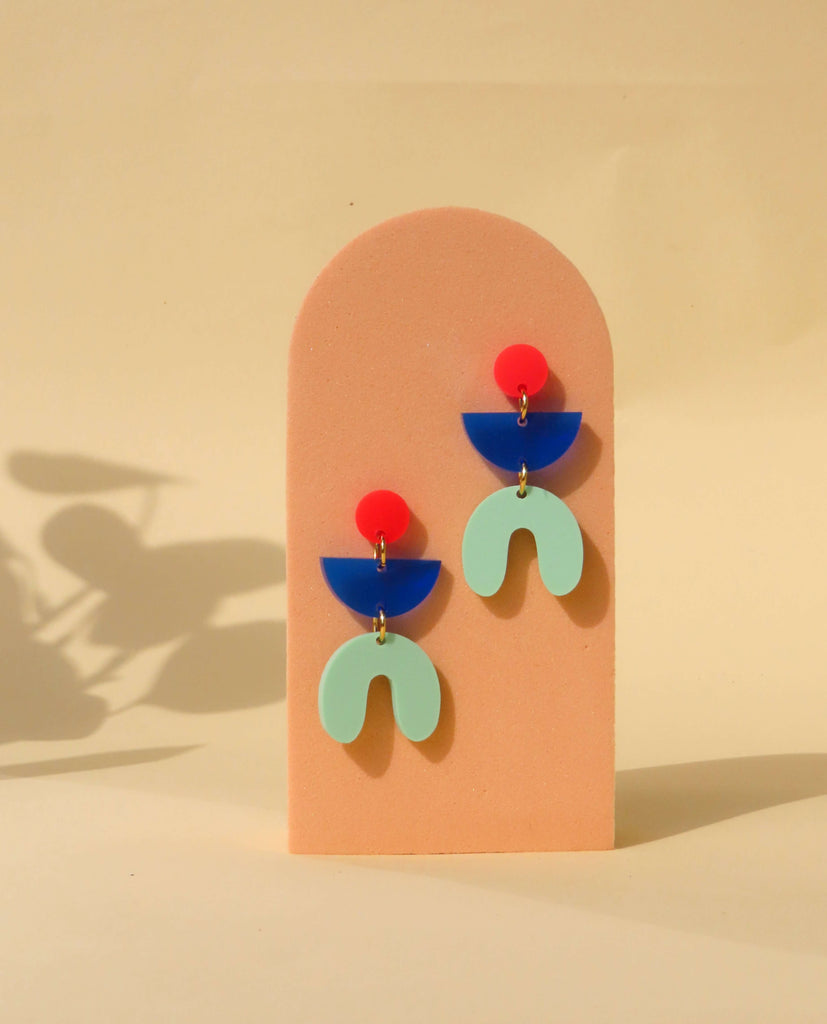 Josie Statement Ohrringe aus Acryl mit rotem Kreis, blauem Halbkreis und hellgrüner Bogenform, Edelstahl Stecker