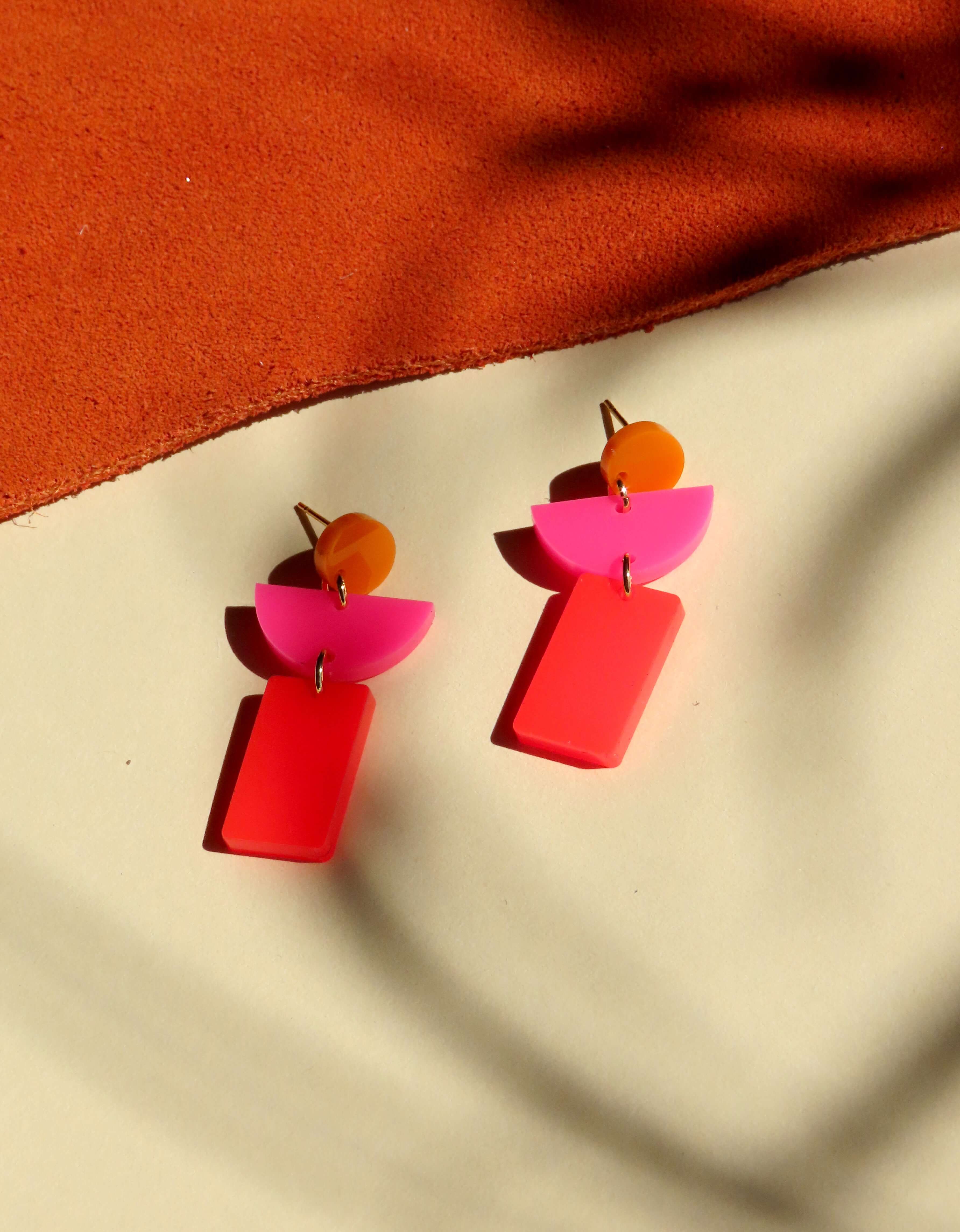 Leichte Ohrstecker mit orangenem Kreis, pinkem Halbkreis und feuerrotem Rechteck-Anhänger