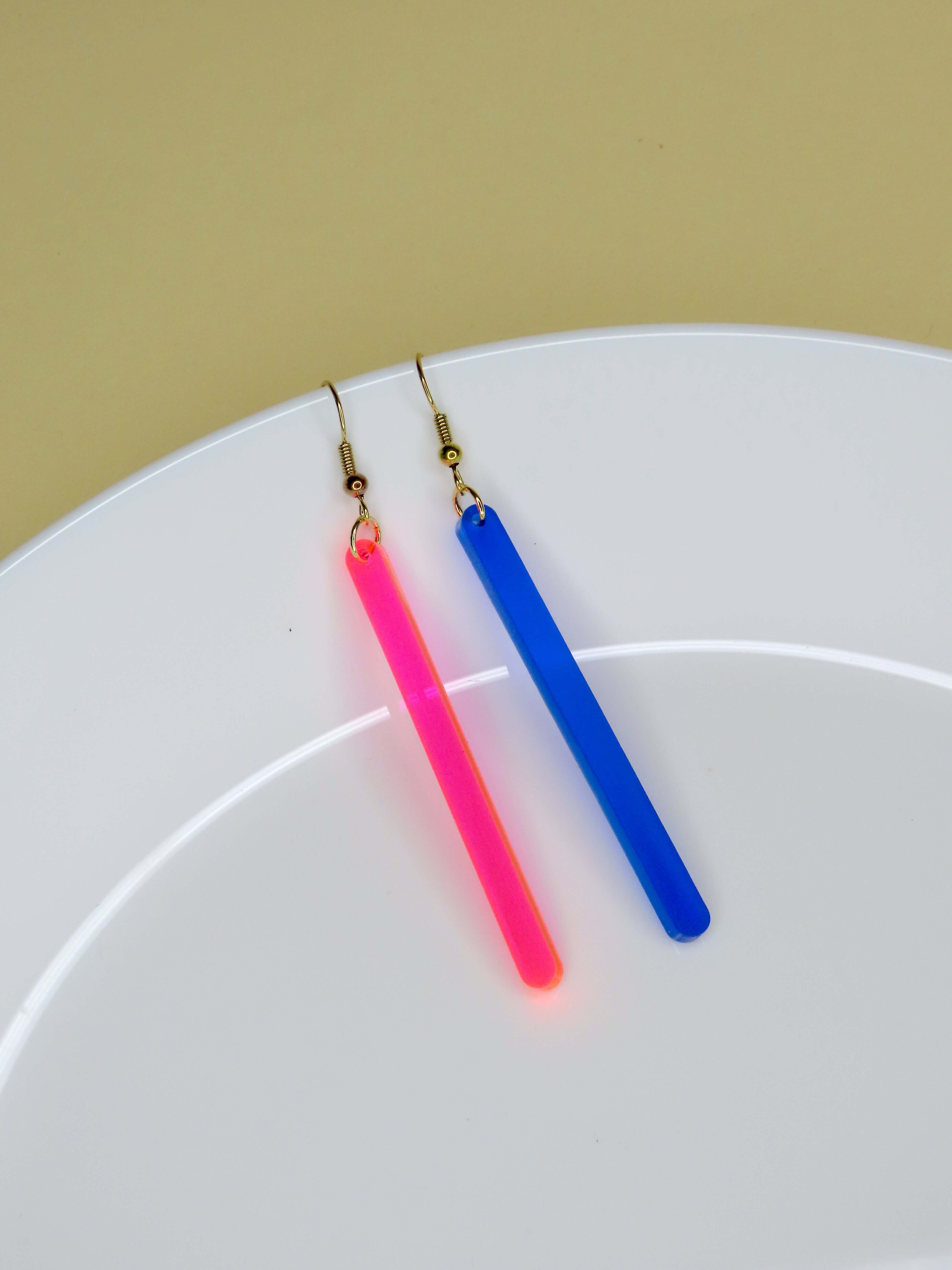 Lange, minimalistische Acryl-Ohrringe in leuchtendem Pink und Blau mit hautfreundlichen Ohrhaken