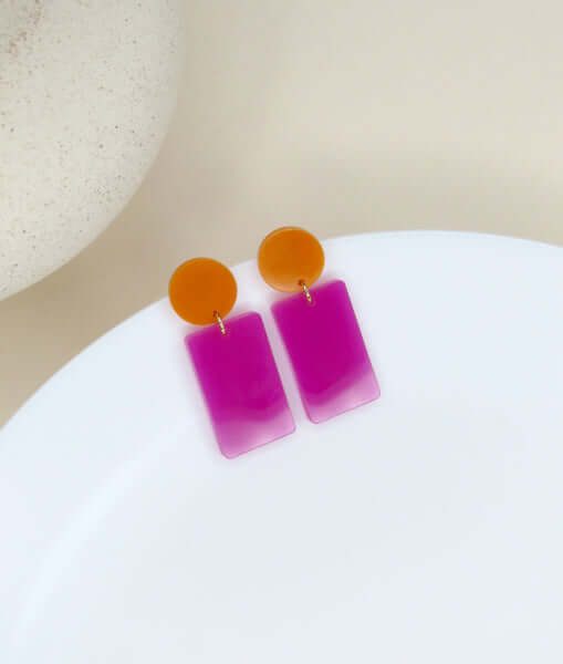 Leichte, farbenfrohe Acryl-Ohrringe mit rundem Element in Orange und rechteckigem Anhänger in Lila