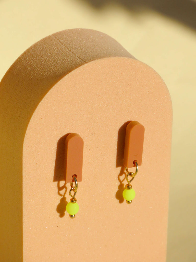 Handgemachte Terracotta Neon Gelb Paula Ohrringe aus Acryl und Edelstahl, 2,8x0,5cm, stilvoll und modern.