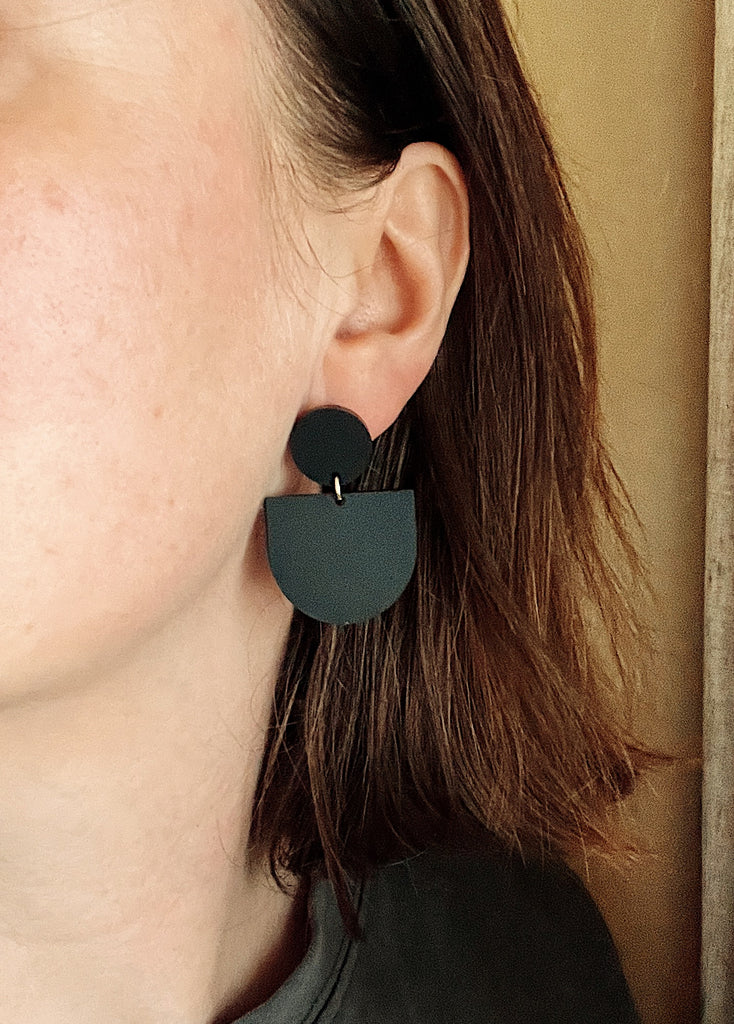 schwarzer acryl‑ohrring in geometrischem stil mit rundem stud und halbkreisförmigem anhänger