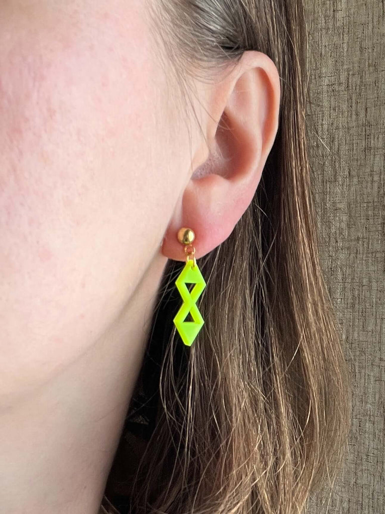 Handgemachte geometrische Ohrstecker in Neon-Gelb-Grün aus leichtem Acryl und Edelstahl