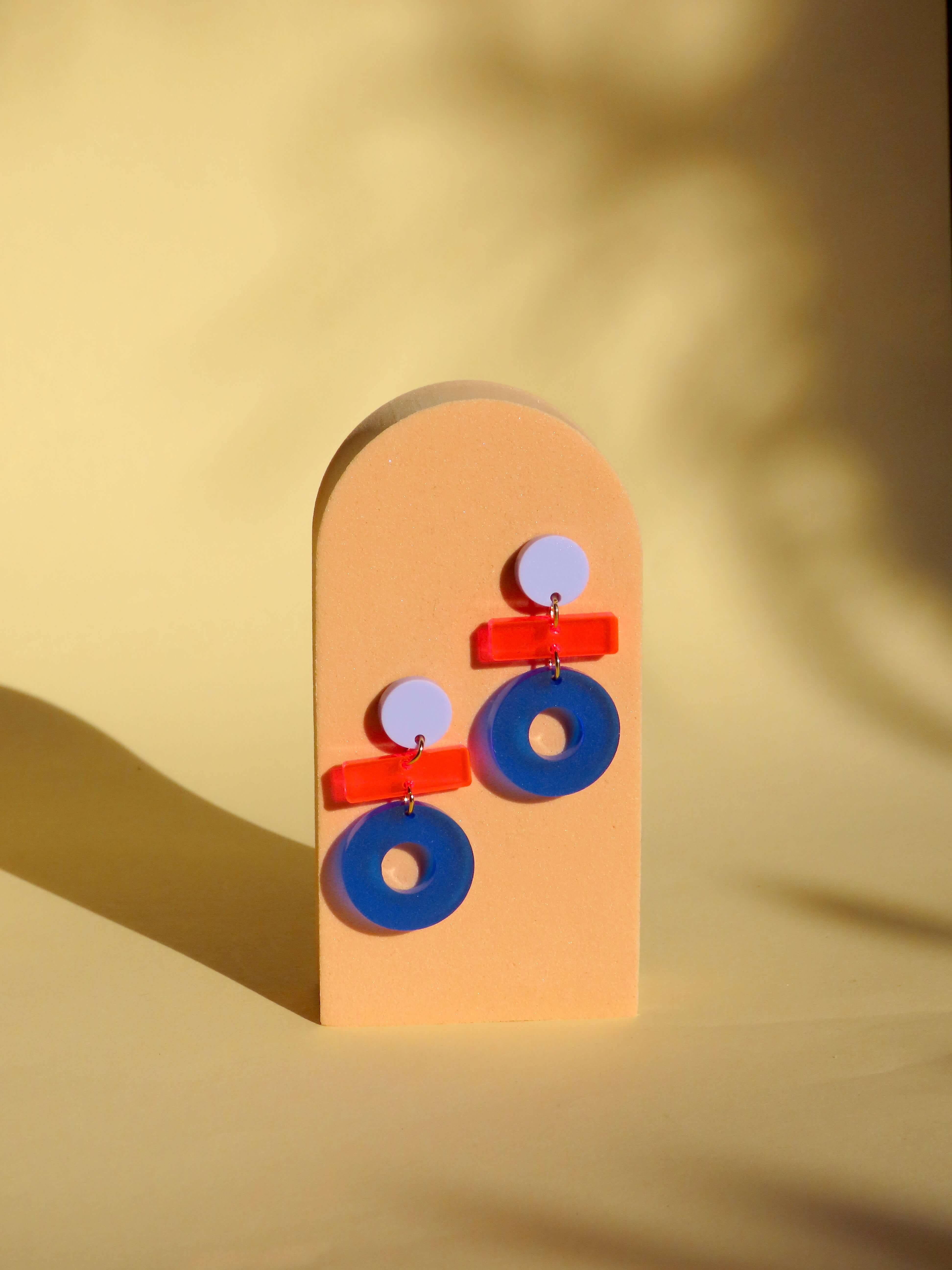 Geometrische Acryl Ohrringe mit fliederfarbenem Stecker, neonrotem Balken und blauem Ringelement