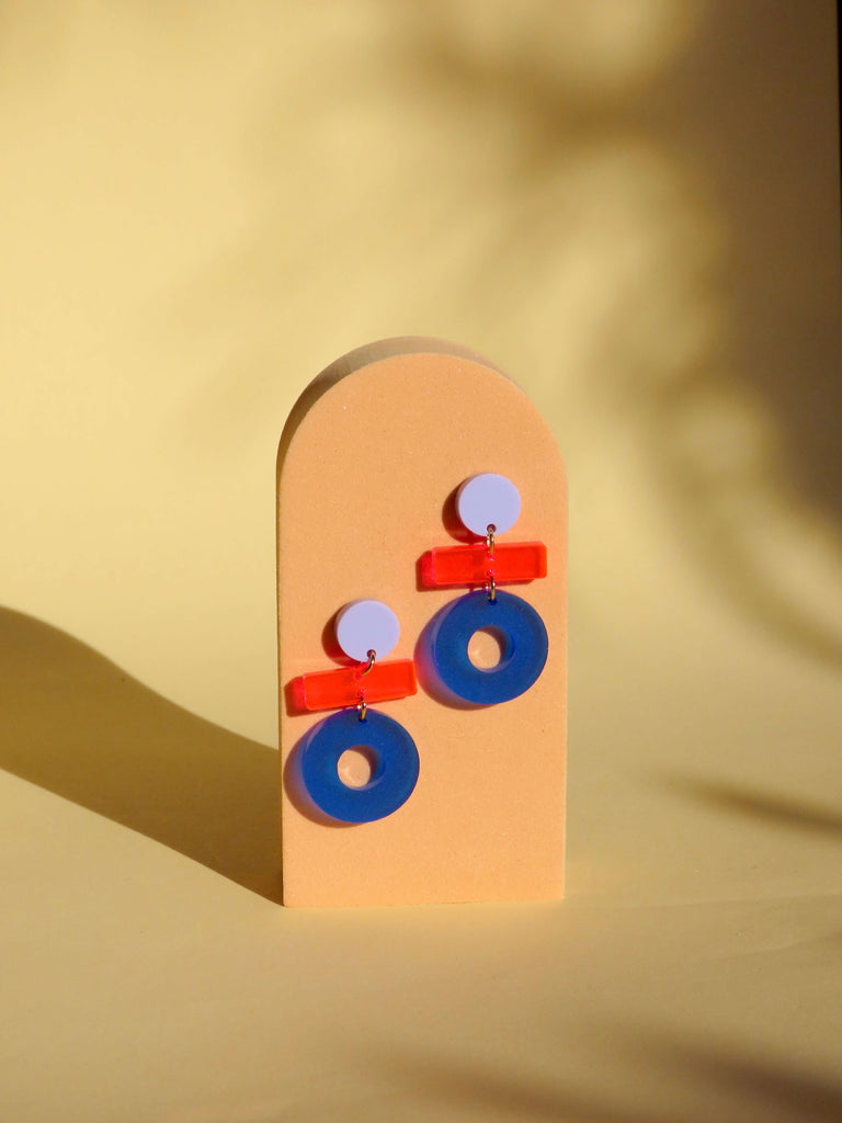 Geometrische Acryl Ohrringe mit fliederfarbenem Stecker, neonrotem Balken und blauem Ringelement