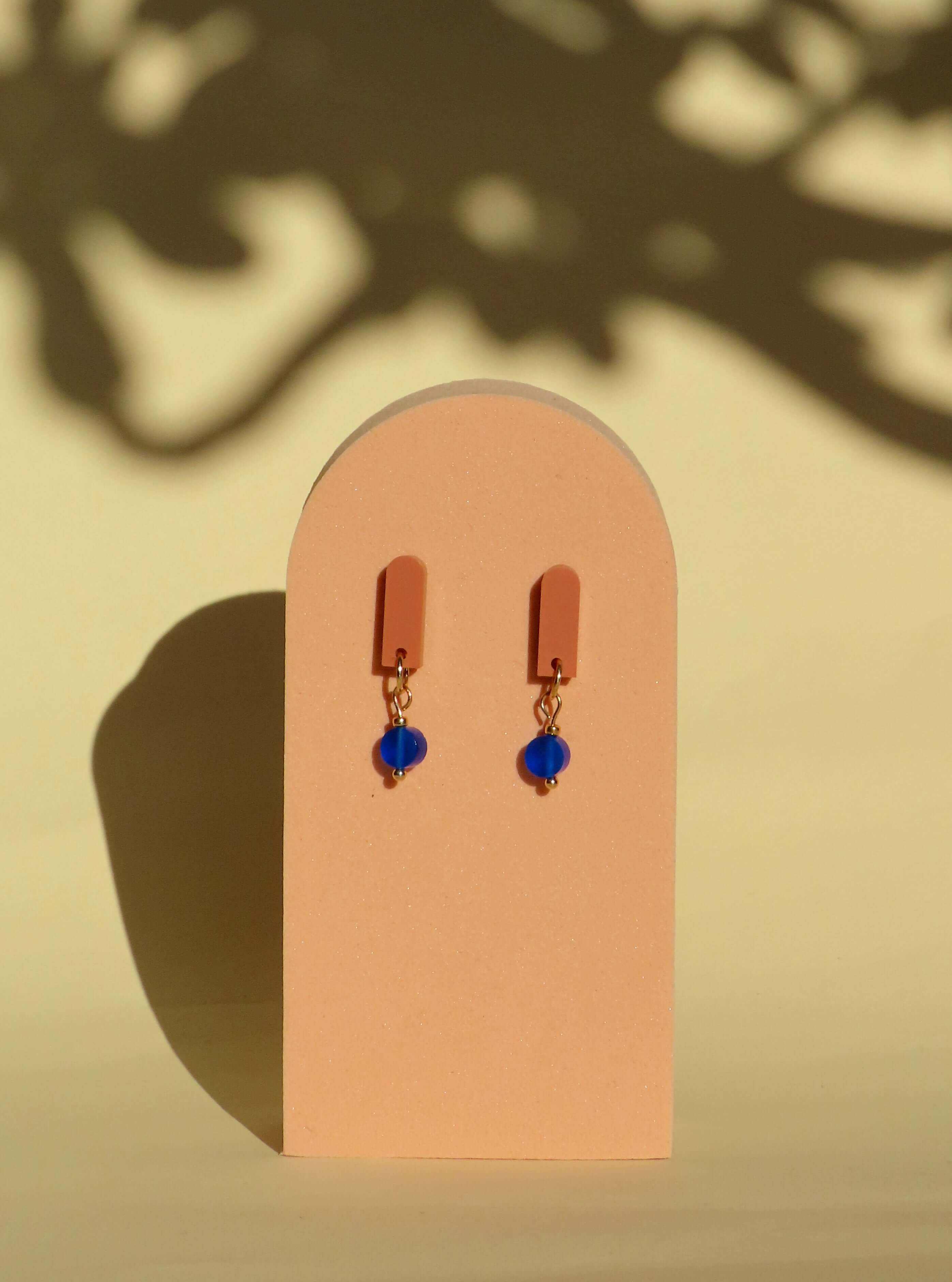 Terracotta Acryl Stecker mit rundem Königsblau Anhänger aus Edelstahl