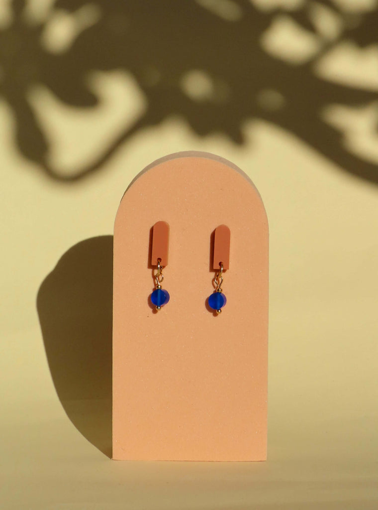 Terracotta Acryl Stecker mit rundem Königsblau Anhänger aus Edelstahl