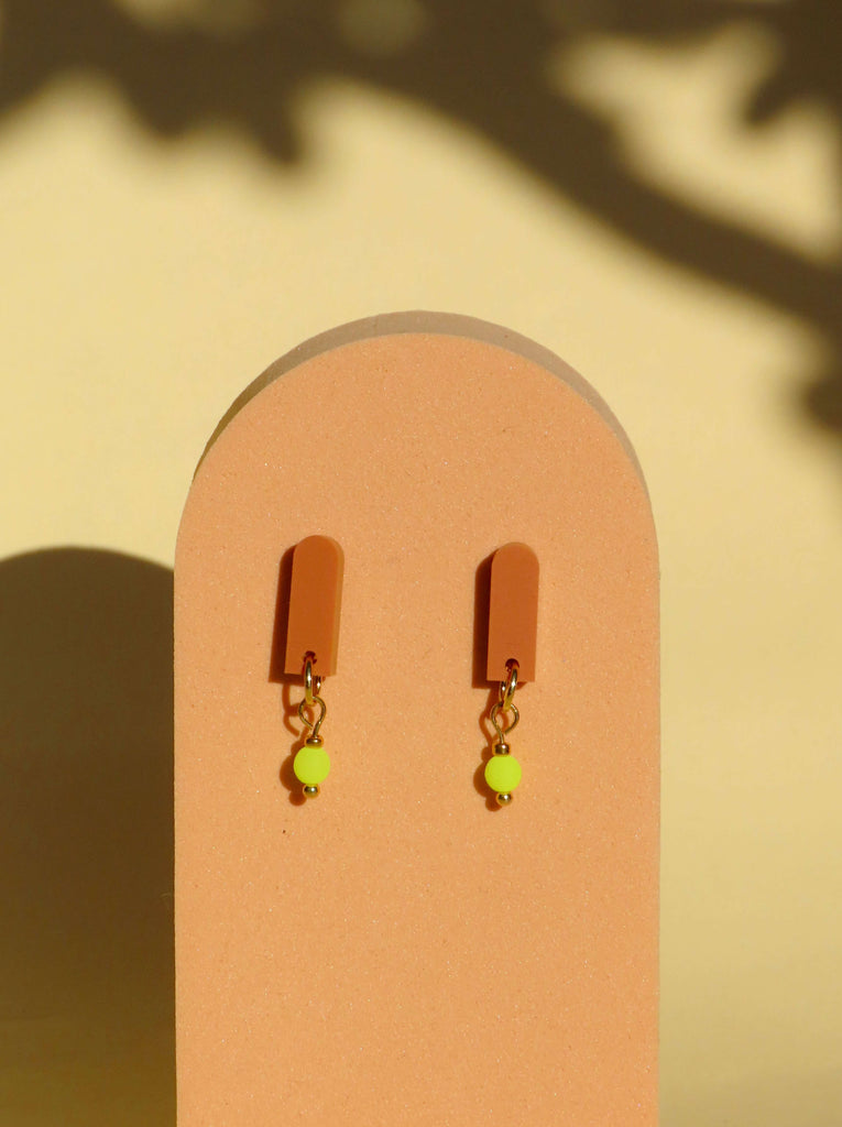 Handgefertigte Paula Ohrringe aus Acryl in Terracotta mit kleiner Neon-Gelben Kugel als Anhänger