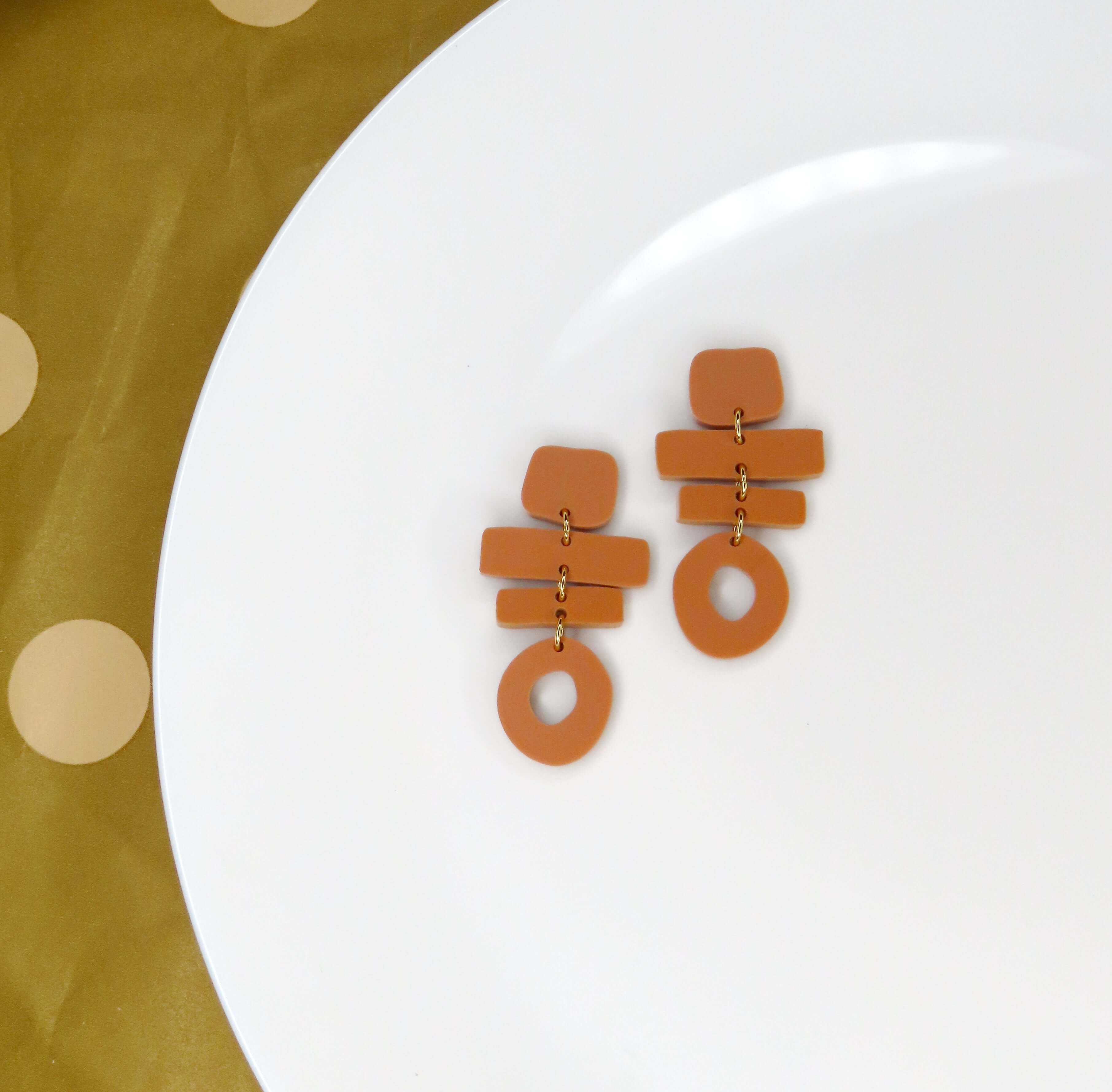 Terracotta Acryl Ohrringe mit geometrischen Formen aus Quadrat, Rechtecken und Ring, mit Edelstahlsteckern