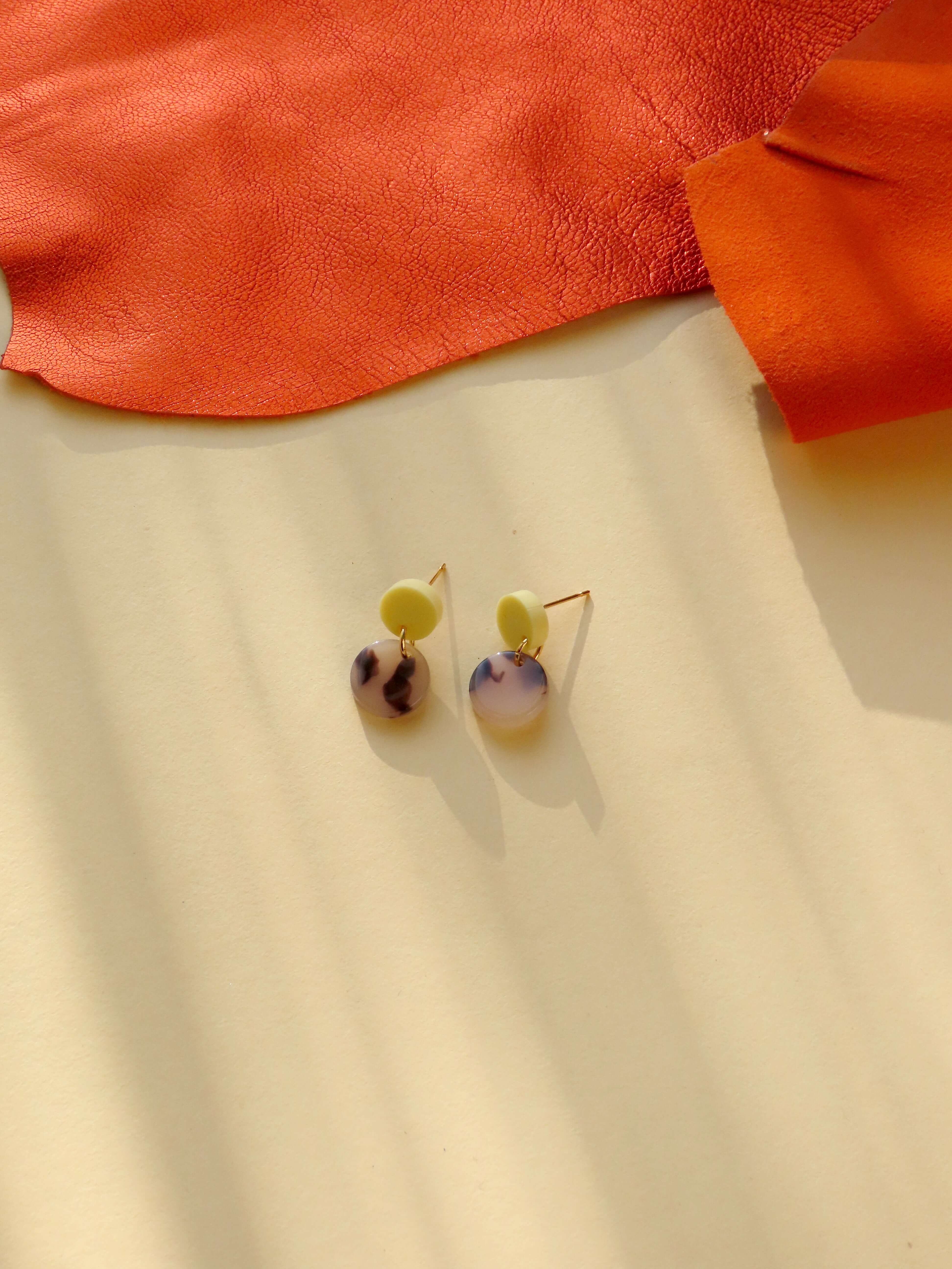 Runde Statement-Ohrringe mit hellgelbem Acrylstecker und gemustertem Acetat-Anhänger in Leo-Optik