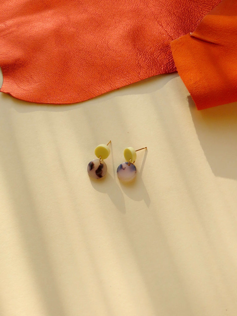 Runde Statement-Ohrringe mit hellgelbem Acrylstecker und gemustertem Acetat-Anhänger in Leo-Optik