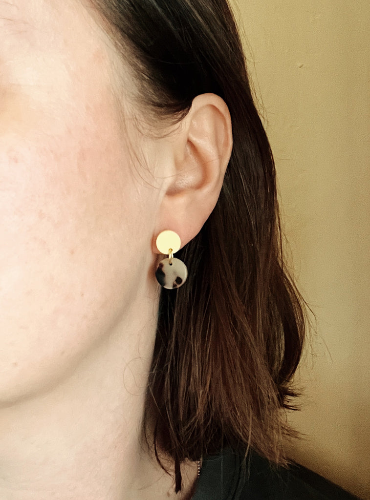 runde pastellgelbe stecker-acryl mit abstraktem leo‑punkte-acetat‑anhänger