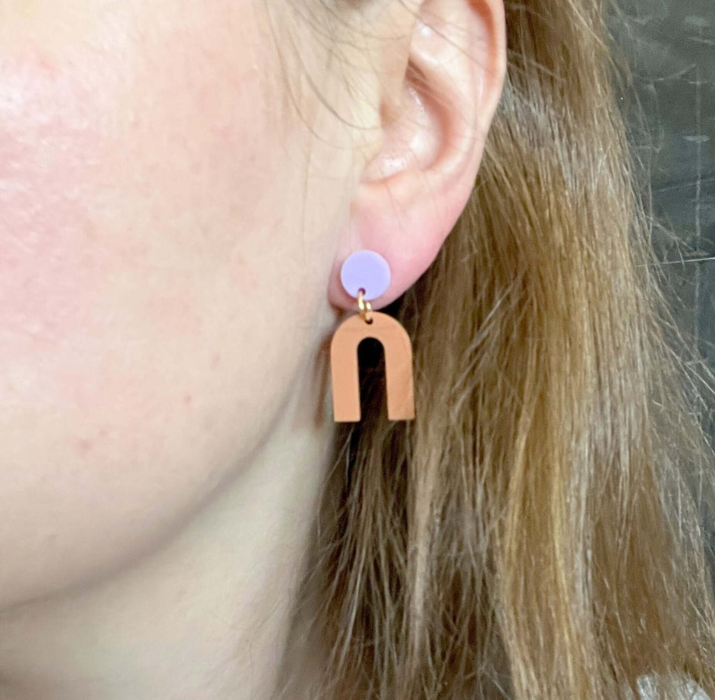 acryl-ohrringe in geometrischem bogen-design mit edelstahlstecker