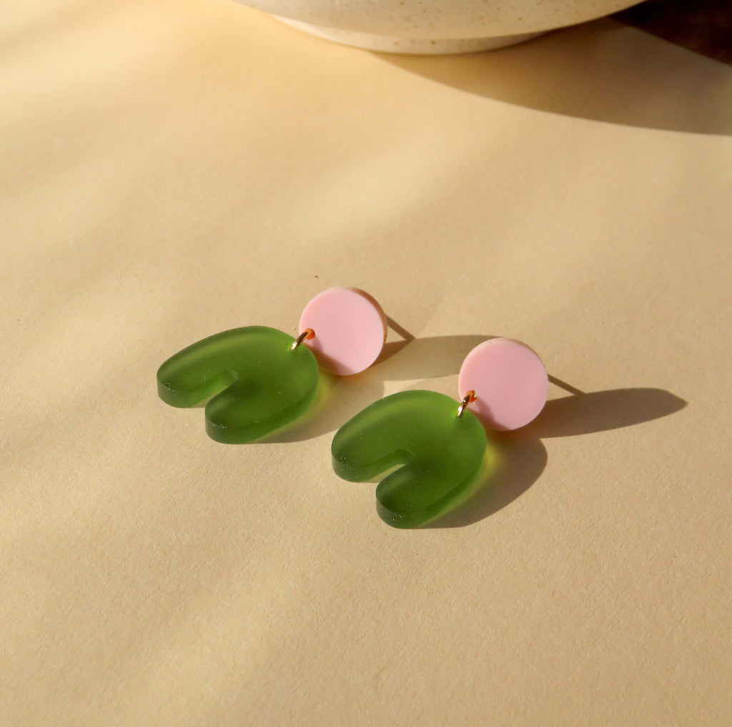 Leichte Edelstahl-Ohrringe mit rosa Rundstecker und grünem Bogenanhänger aus Acryl