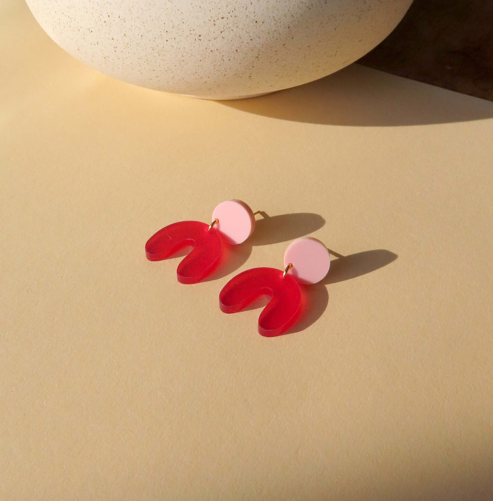 verspielte minimalistische U‑förmige Acryl‑Ohrringe in pastellrosa und kräftigem Rot mit Edelstahl