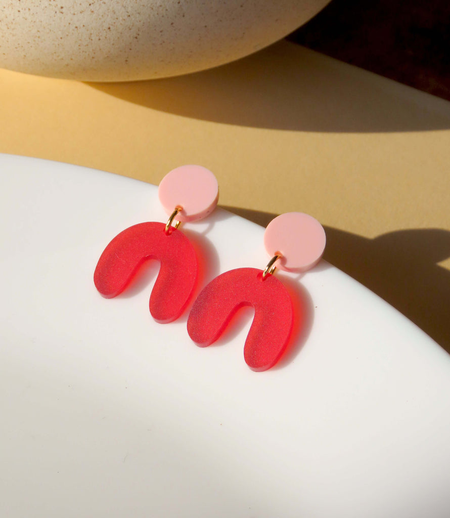 modernes Highlight‑Ohrring‑Duo: pastellrosa runde Bügel und signalrot glänzende U‑Acryl‑Hänger, Edelstahl