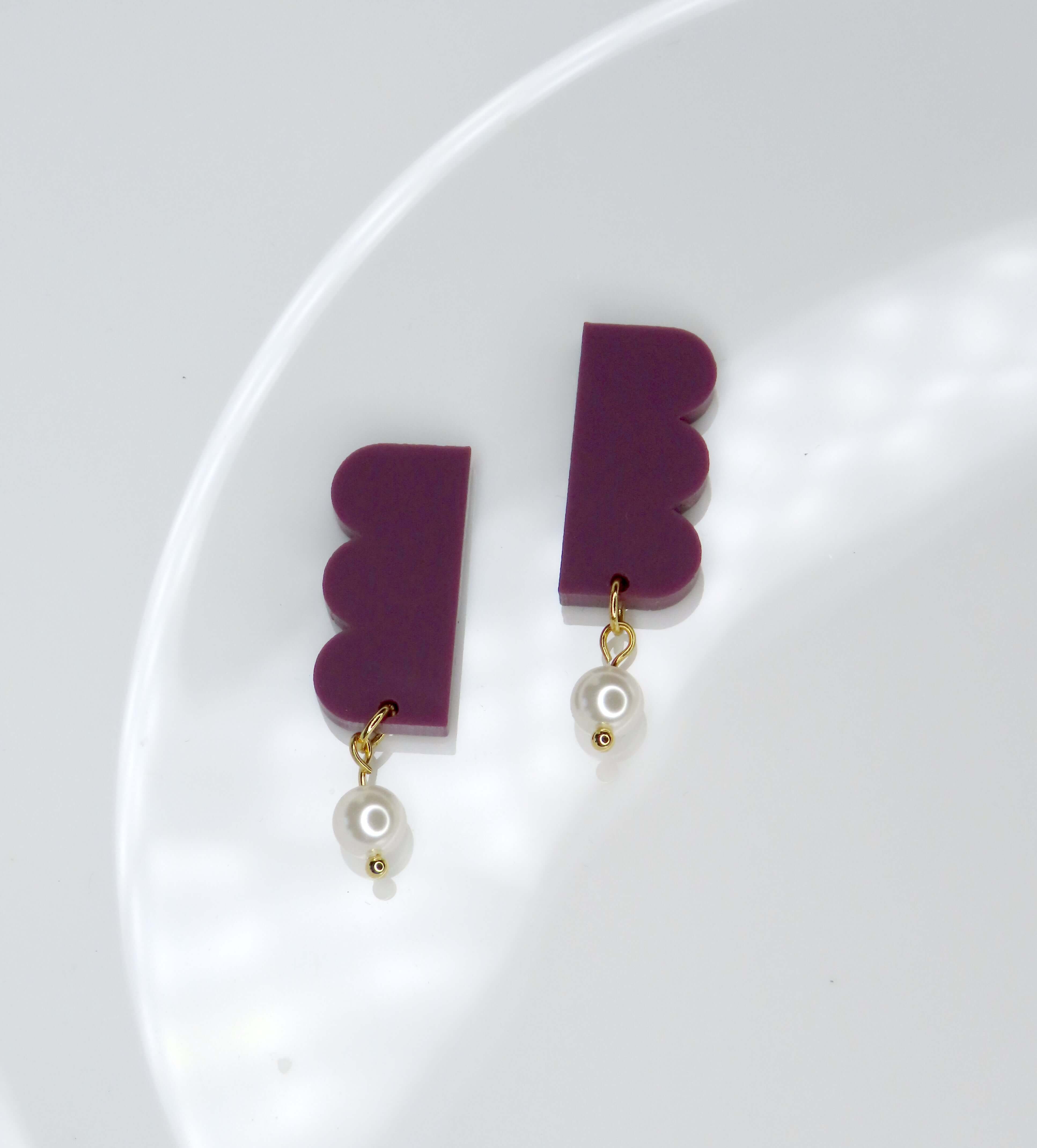 Rechteckige Ohrringe aus Acryl in Plum Violett mit goldfarbenem Detail und Perlenanhänger