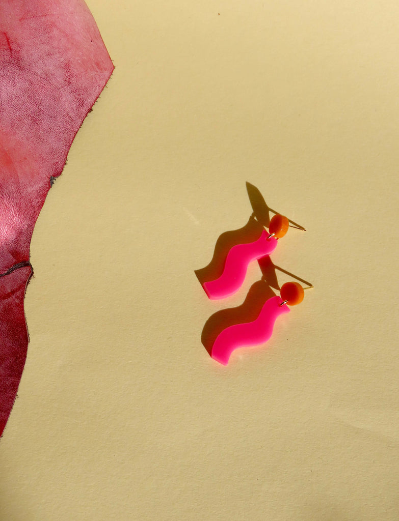 verspielter pinker acryl-ohrring in wellenform mit leuchtend orangefarbenem edelstahl-stecker