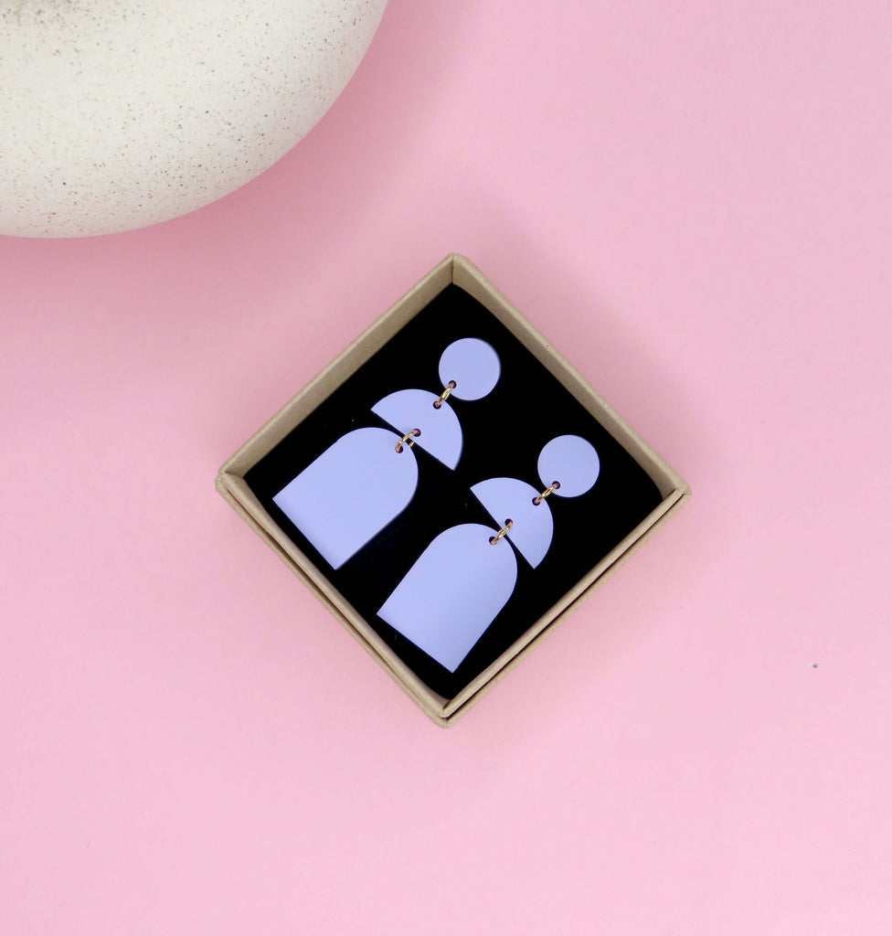 Minimalistische Statement Ohrringe in Violett-Flieder aus Acryl, geometrische Formen mit Edelstahlsteckern