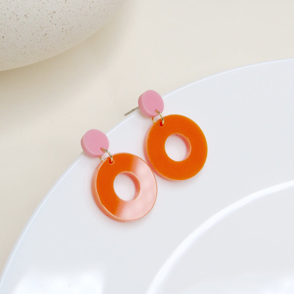 Moderne Acryl Ohrringe mit Edelstahlstecker, rosa Kreis und auffälligem orangem Ring mit Loch