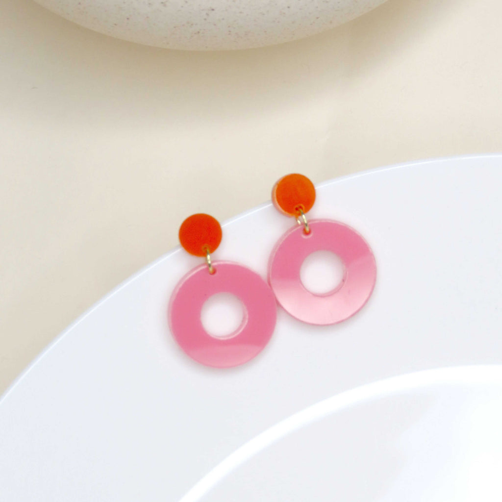 Runde Acryl-Ohrringe in Pink mit orangenem Stecker und Edelstahlverbindung