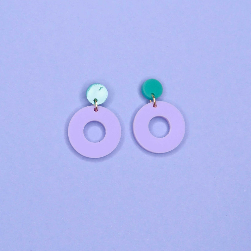 Handgefertigte Colorblock-Ohrstecker aus Acryl in Flieder und Türkis