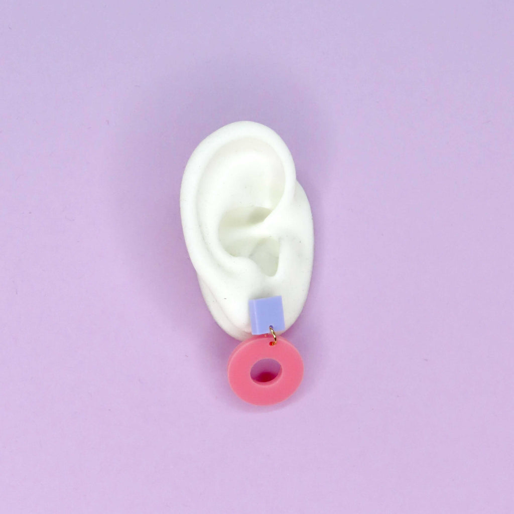Quadratische Ohrstecker in Flieder mit kreisförmigem rosa Acryl-Element und Edelstahlstift