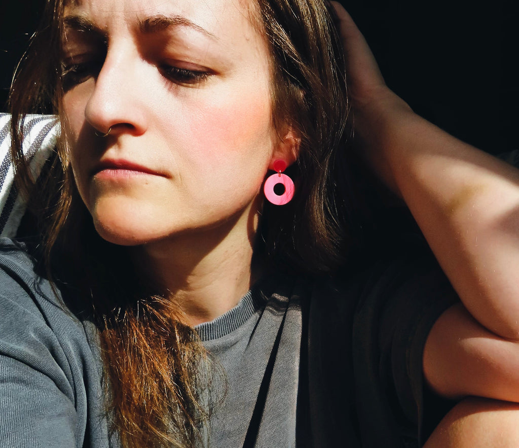Runde Ohrstecker mit rotem Stecker und rosa Donut-Anhänger aus Acryl
