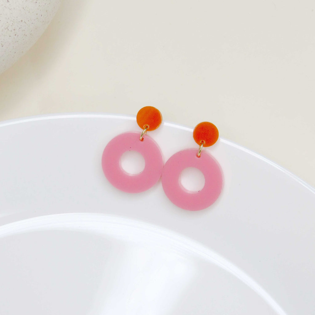 Statement-Ohrringe in Donut-Form aus pinkfarbenem Acryl mit orangefarbenem Punkt
