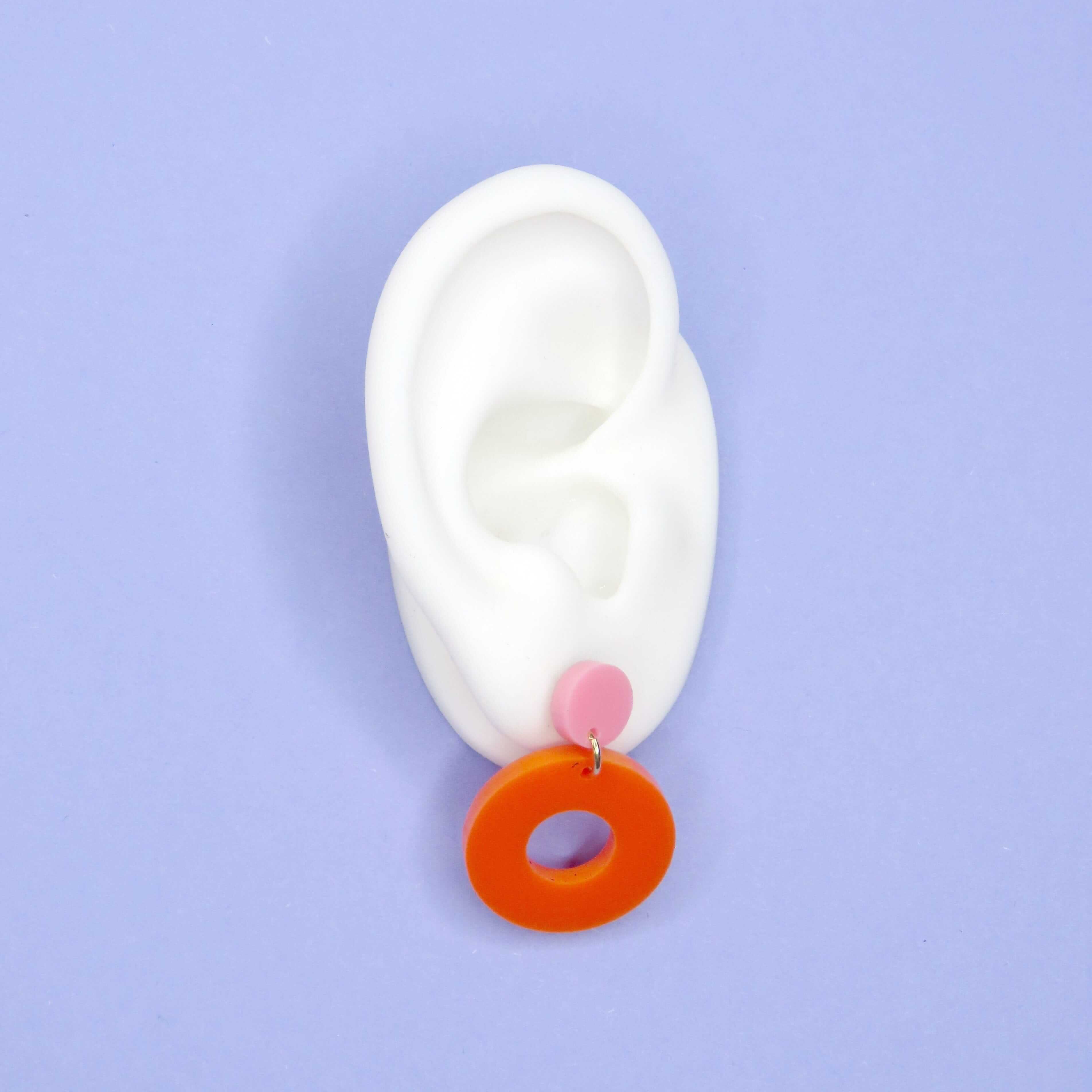 Colorblock Circle Ohrstecker aus Acryl in Rosa und Orange, kleiner rosa Kreis mit großem orangem Ringanhänger