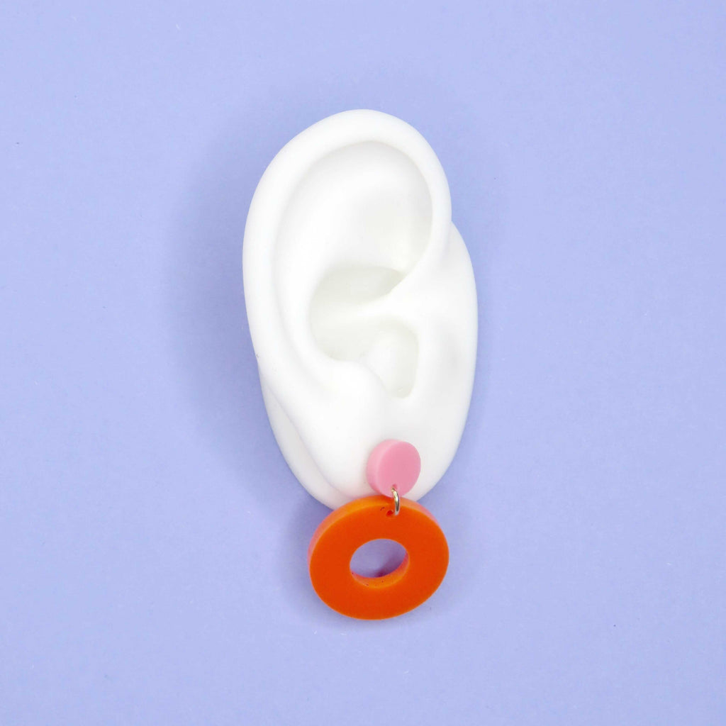 Colorblock Circle Ohrstecker aus Acryl in Rosa und Orange, kleiner rosa Kreis mit großem orangem Ringanhänger