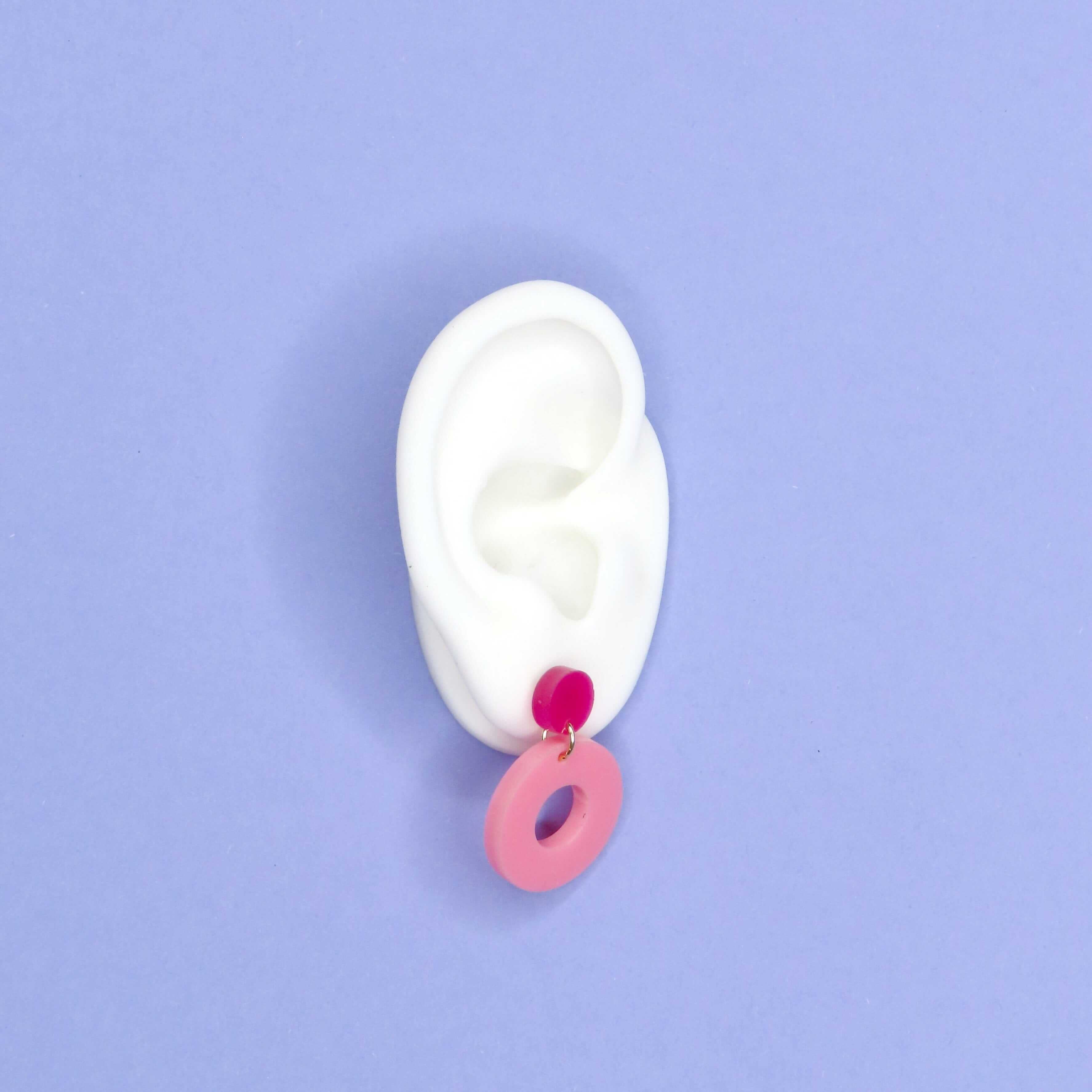 ohrstecker aus acryl mit intensiv knallpinkem disk oben und zartrosa donut-ring unten