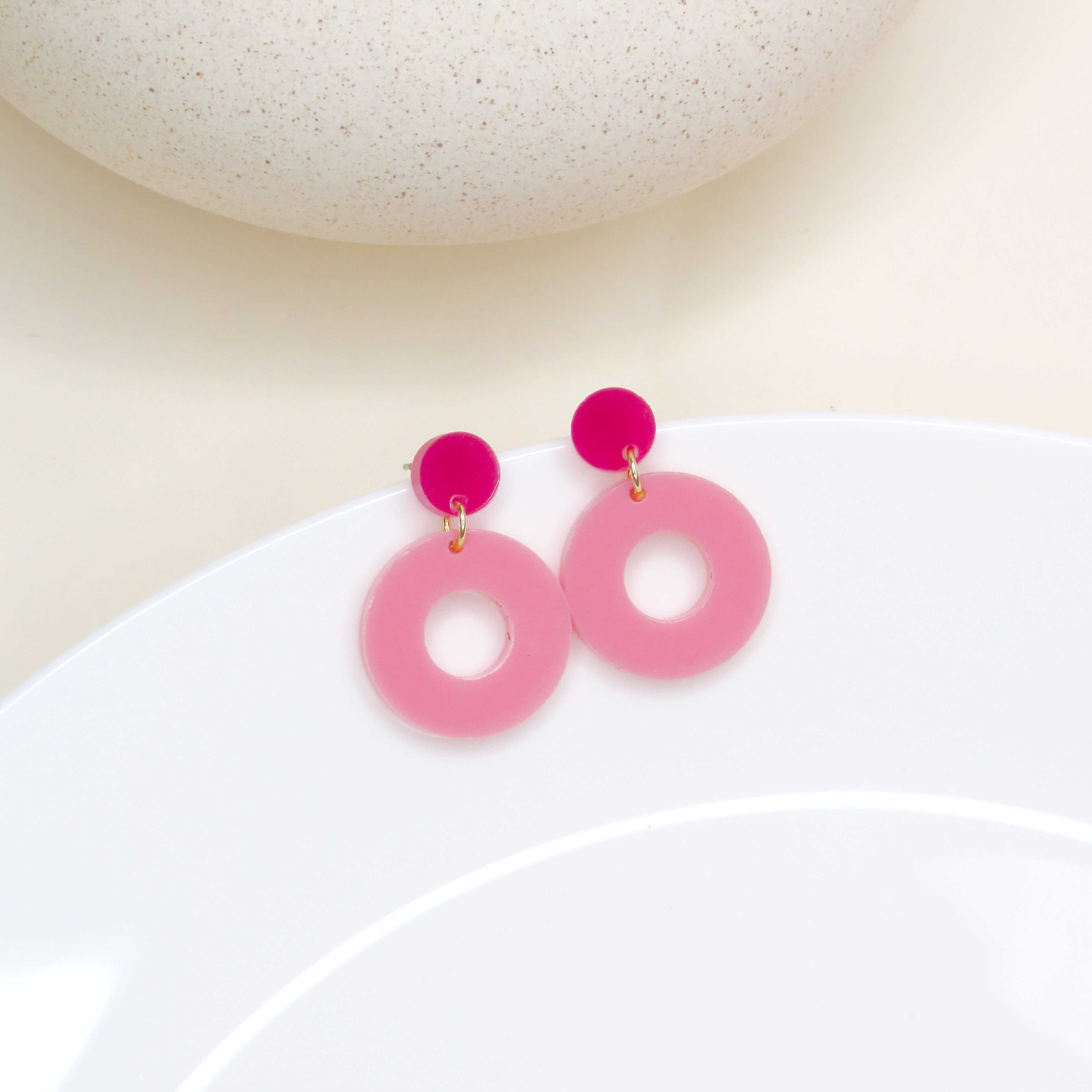 colorblock-ohrstecker mit knallpinkem kreis oben und zartrosa ring unten aus glänzendem acryl