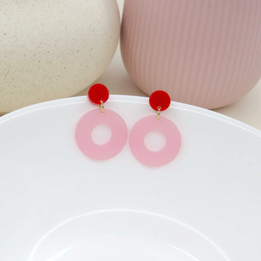 Handgemachte Acryl-Ohrstecker in Rosa und Rot mit geometrischer Kreisform
