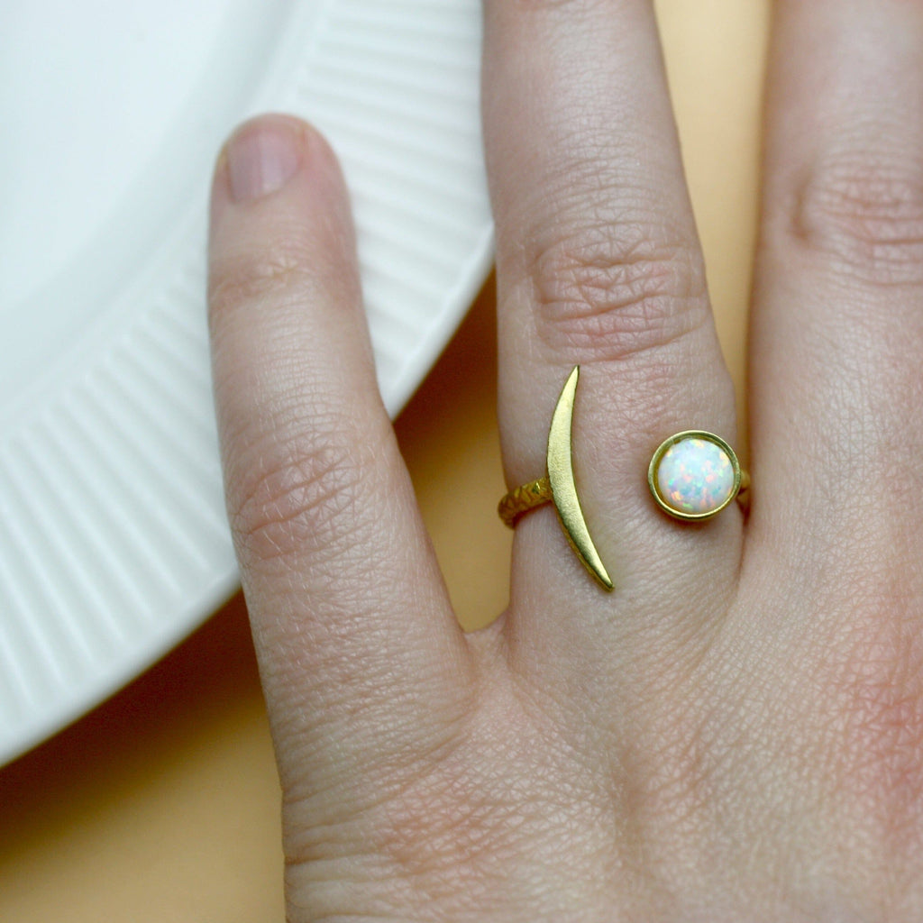 Dünner Mondsichel Messing Ring mit weißem Opalstein Ringe niemalsmehrohne 