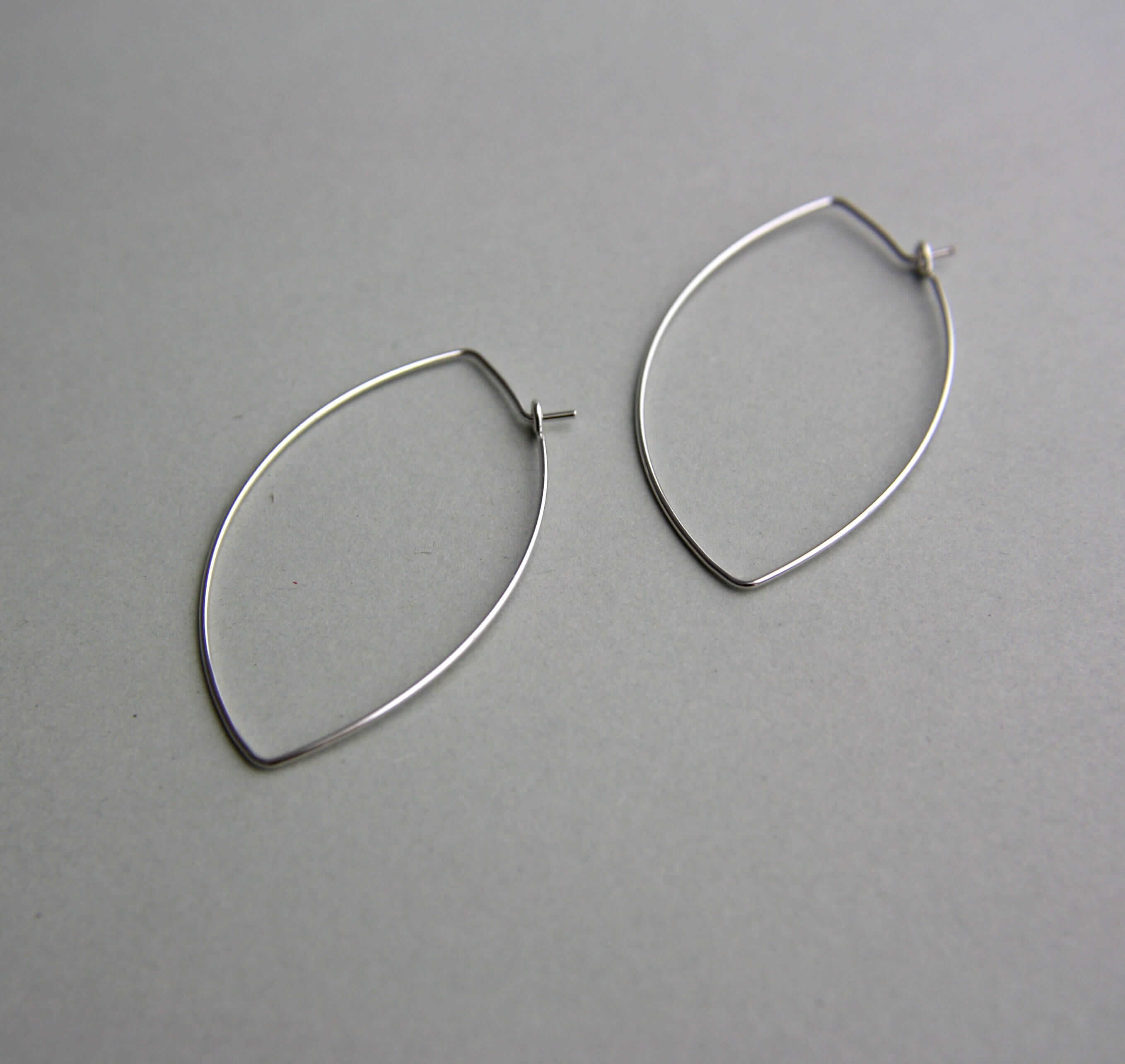 Elegante minimal versilberte Creolen Ohrringe niemalsmehrohne 