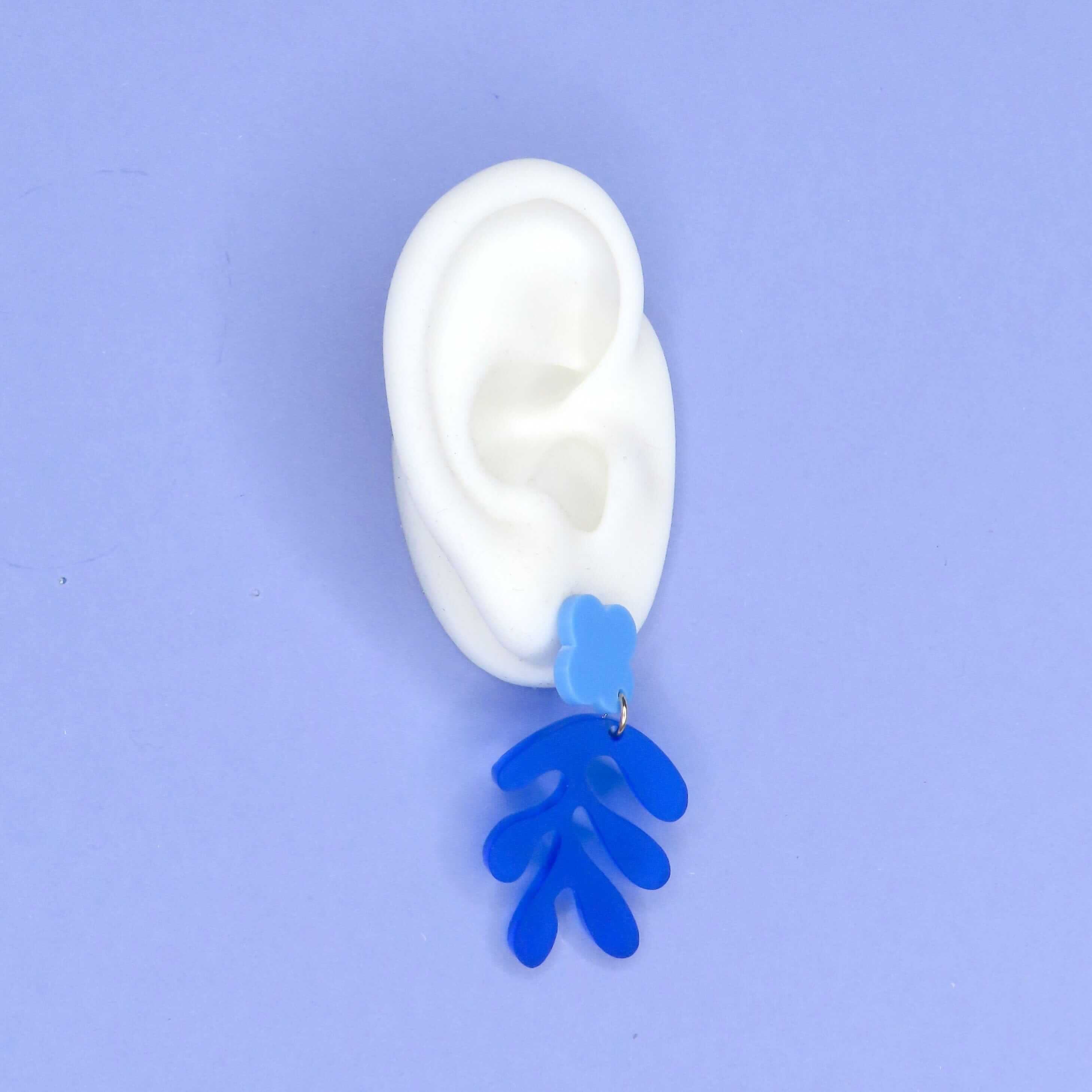 Handgefertigte Ohrringe aus Acryl mit hellblauem Stecker und royalblauem Cut-Out-Anhänger