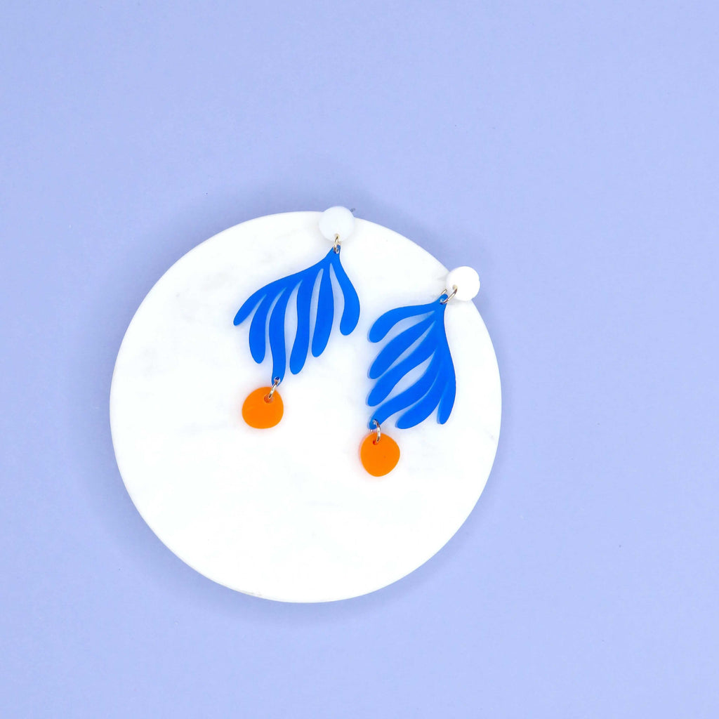 Acryl-Ohrringe in leuchtendem Blau mit blattartiger Form und orangenem runden Anhänger
