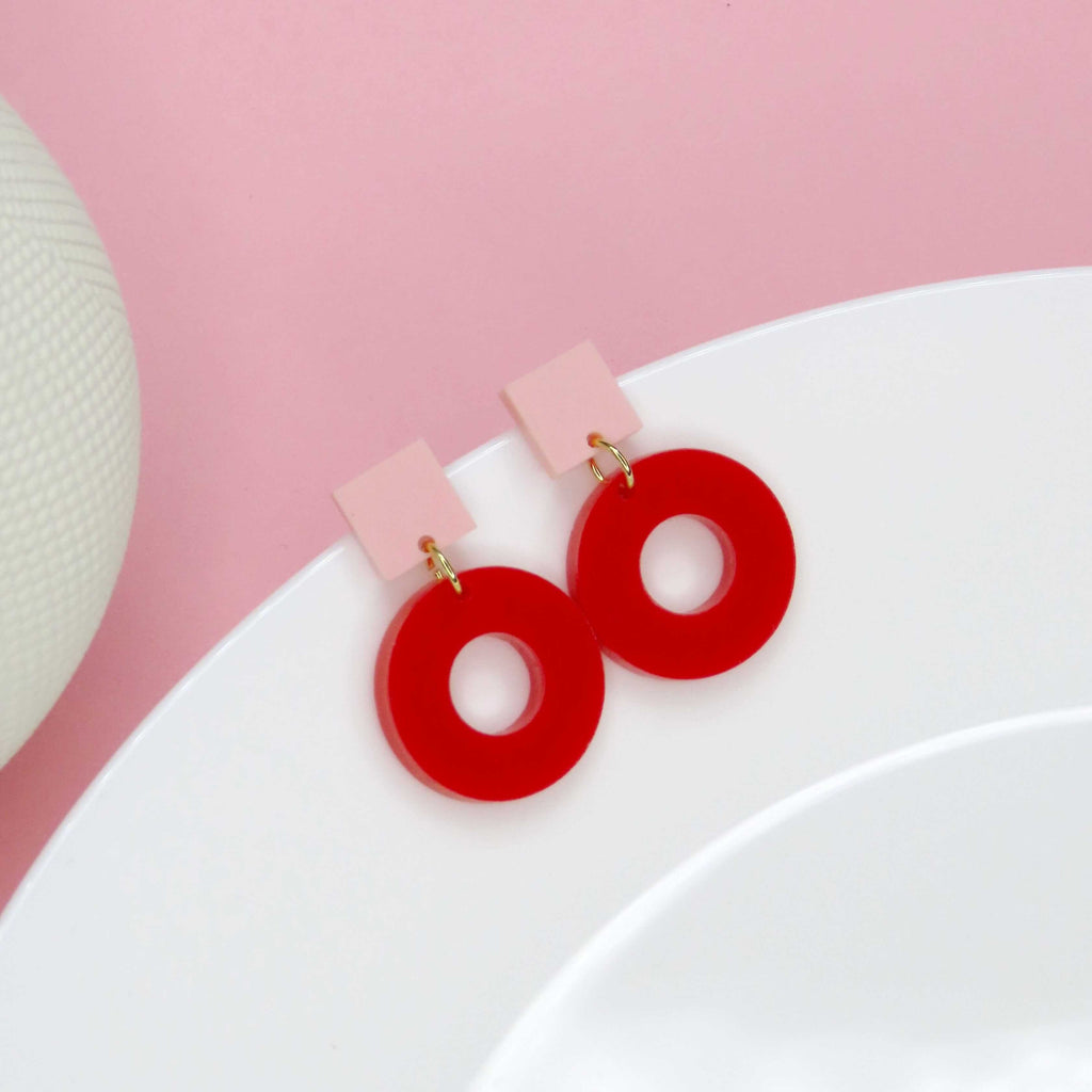 Square Circle Ohrringe mit rosa Stecker und rotem Acrylkreis mit Öffnung