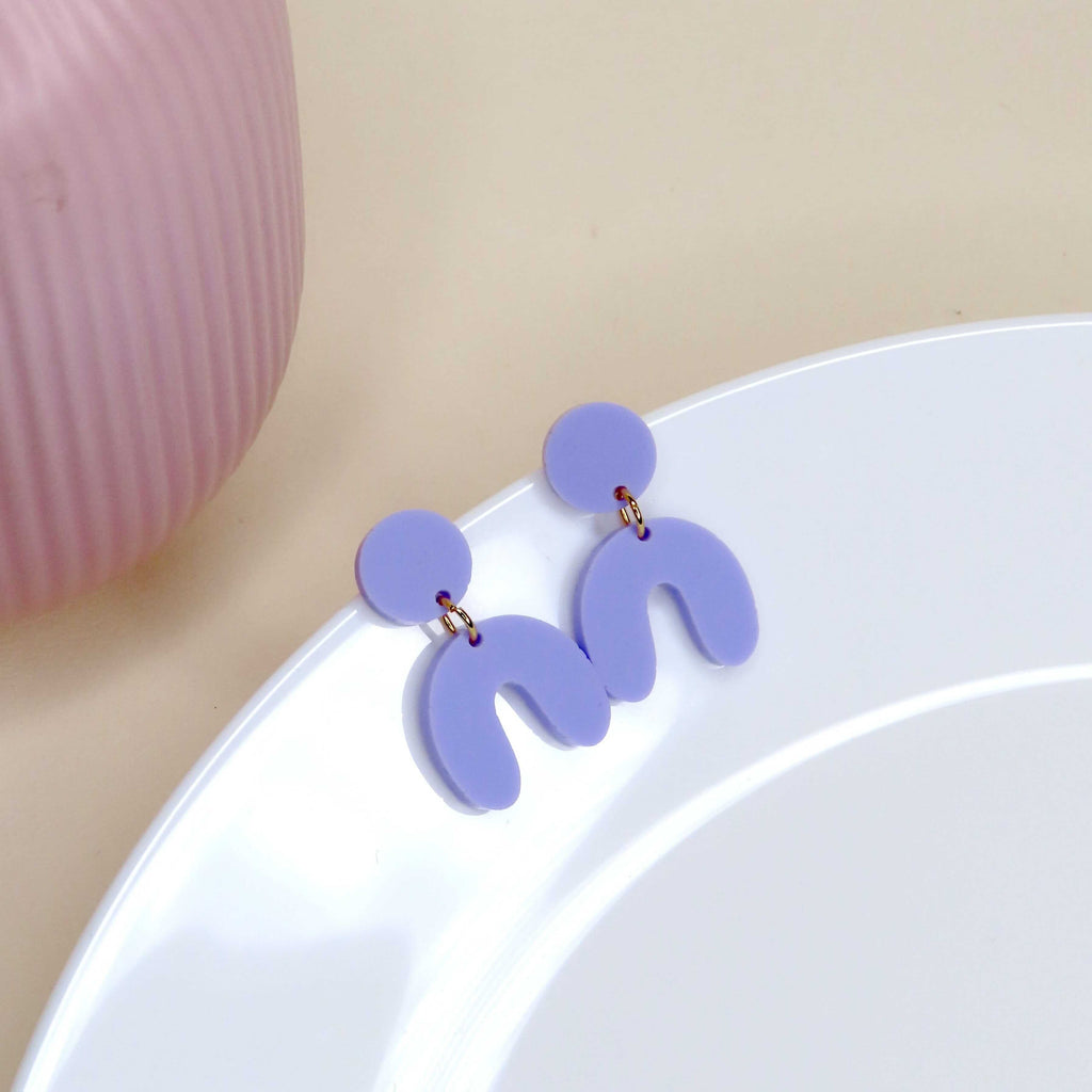 Zarte handgemachte Ohrringe in Flieder aus Acryl mit hautfreundlichen Edelstahlsteckern