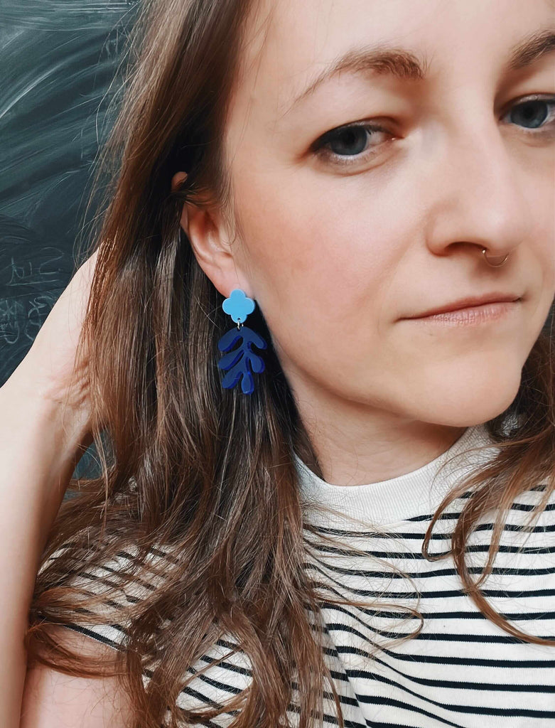 Matisse Florale Ohrringe aus Acryl in dunkelblau Ohrringe niemalsmehrohne 