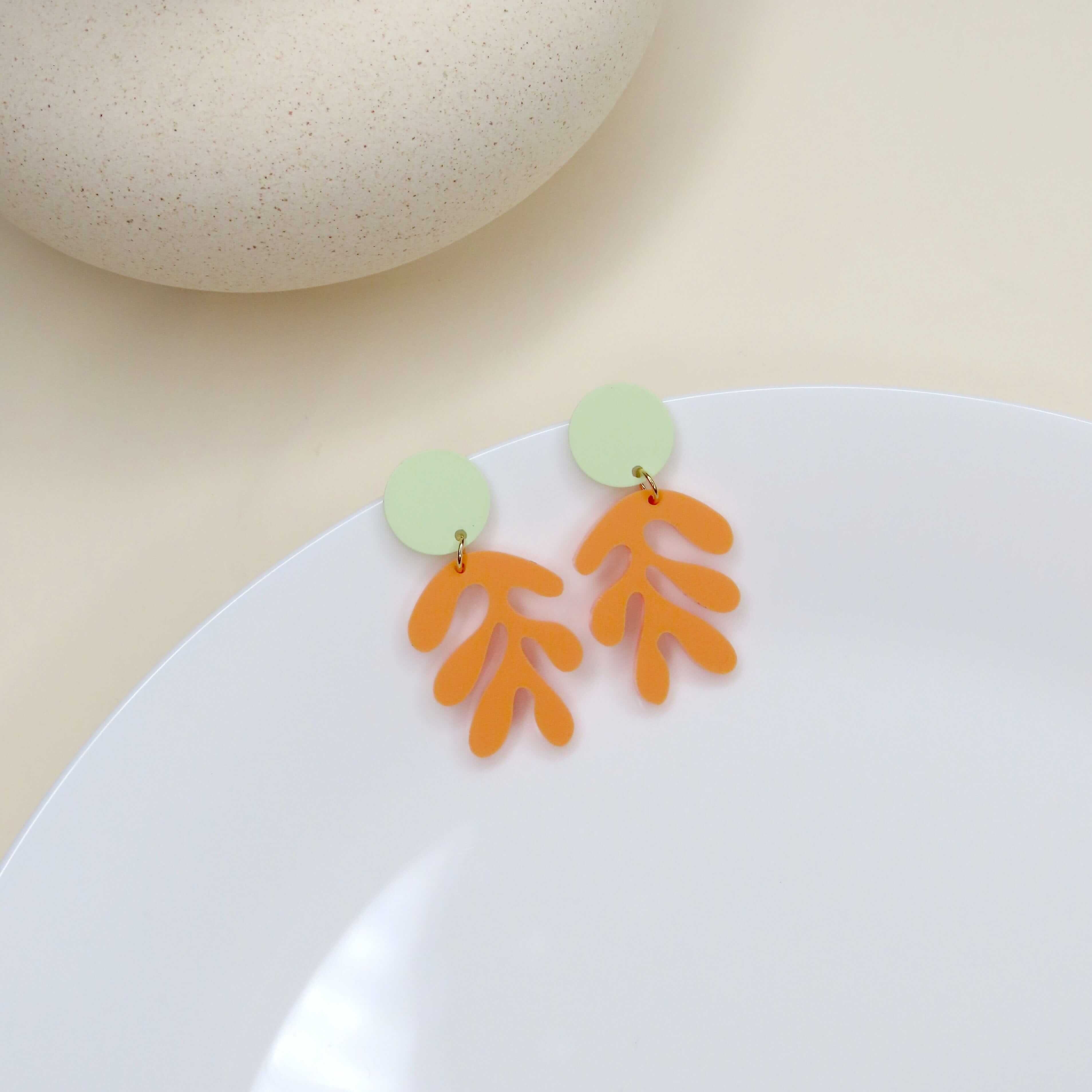 Matisse Florale Ohrringe aus Acryl in peach Ohrringe niemalsmehrohne ohne Schmuckschachtel 