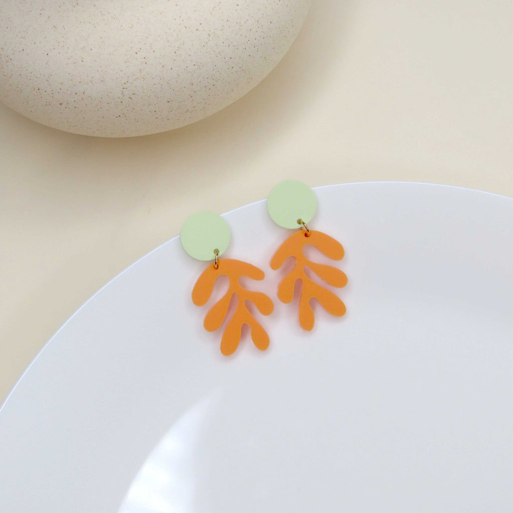 Matisse Florale Ohrringe aus Acryl in peach Ohrringe niemalsmehrohne ohne Schmuckschachtel 