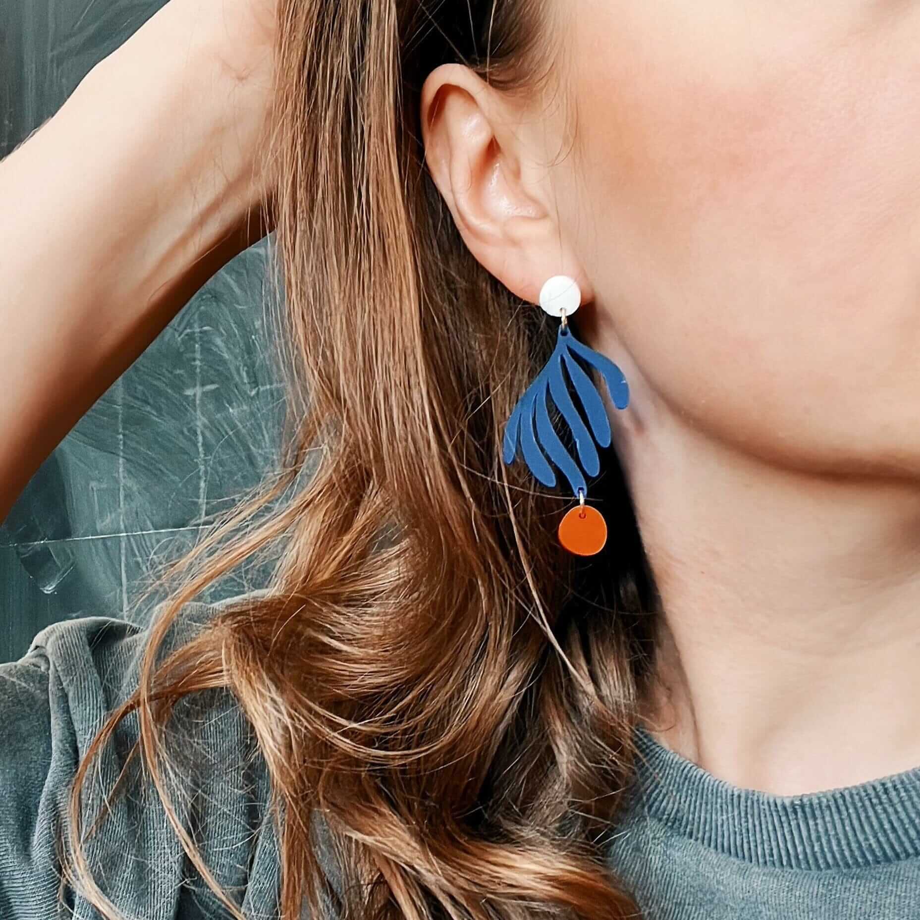 Florale Statement-Ohrringe aus blauem Acryl mit orangefarbenem Akzent und weißem Stecker